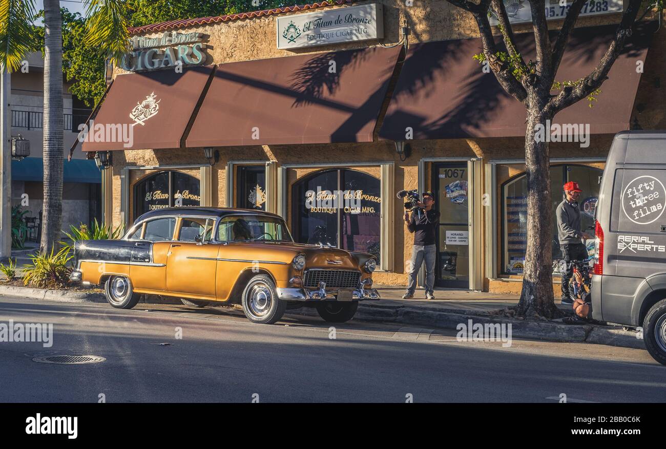 01 04 2016 - Miami, Florida, Vereinigte Staaten von Amerika. Filmset mit einem alten glänzenden amerikanischen Auto vor einem Zigarrenladen im kubanischen Disstract. Stockfoto