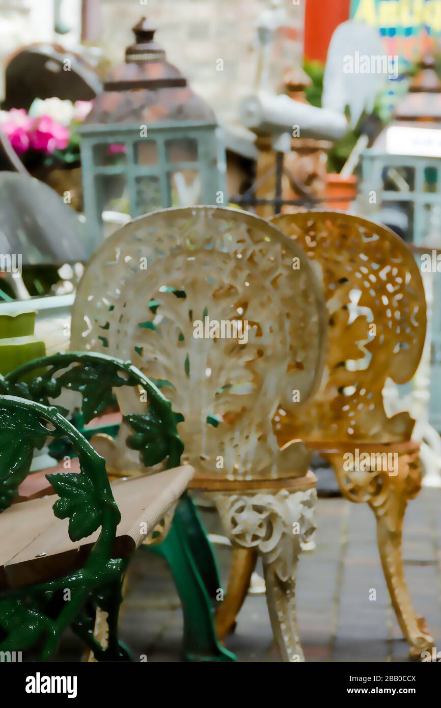 Ölfarbe des rostigen Metallstuhls in der Werkstatt Stockfoto