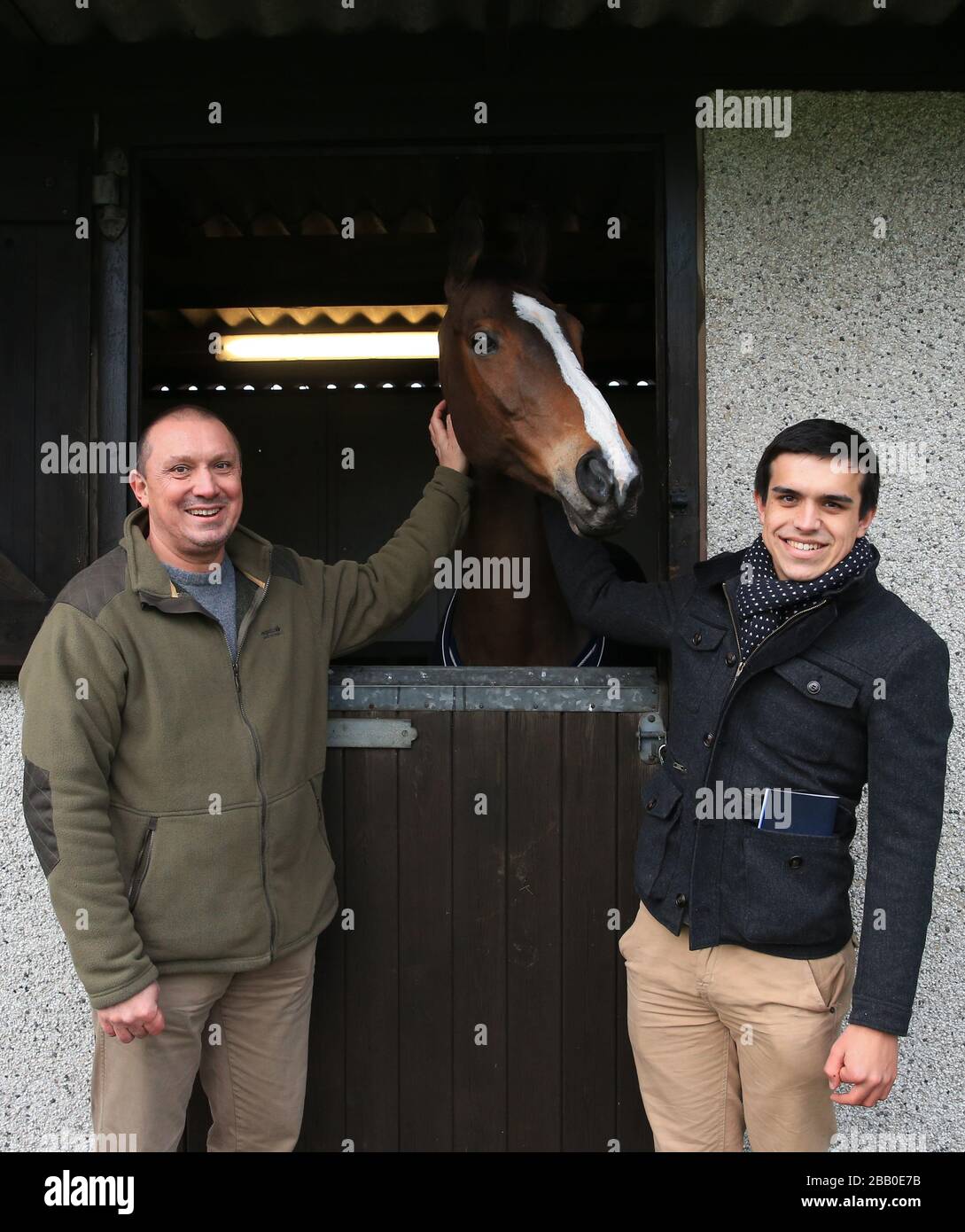 Kauto Star fünf Mal Gewinner von King George VI Steeple Chase trifft und begrüßt die Gewinner von Racing UK Stockfoto