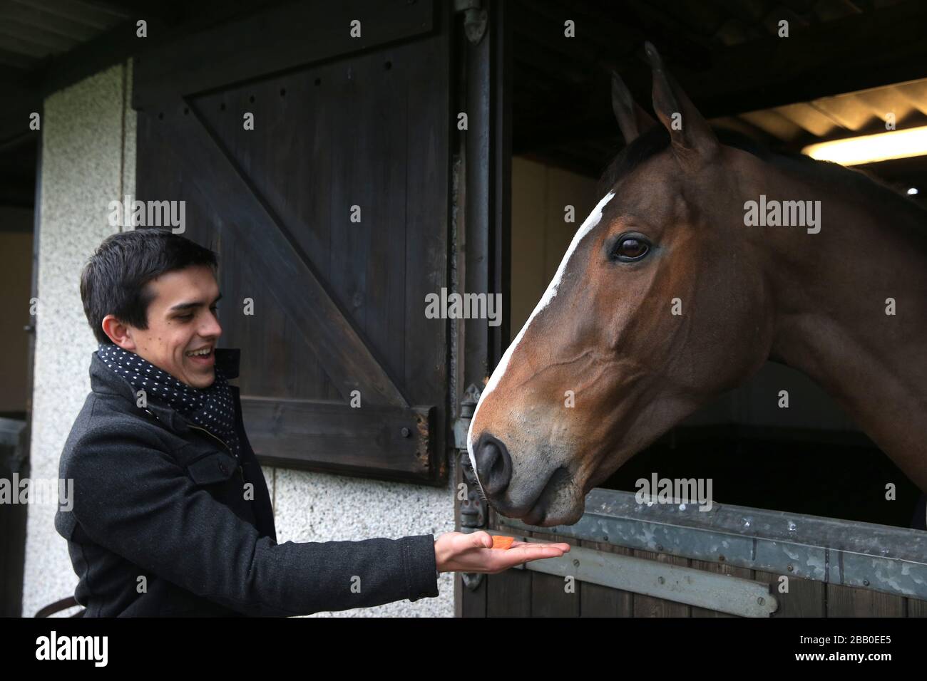 Fünf Mal Gewinner des King George VI Steeple Chase Kauto Star trifft und begrüßt die Gewinner des Wettbewerbs Racing UK Stockfoto