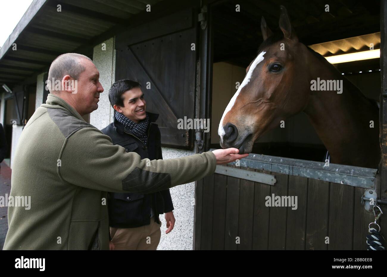 Fünf Mal Gewinner des King George VI Steeple Chase Kauto Star trifft und begrüßt die Gewinner des Wettbewerbs Racing UK Stockfoto