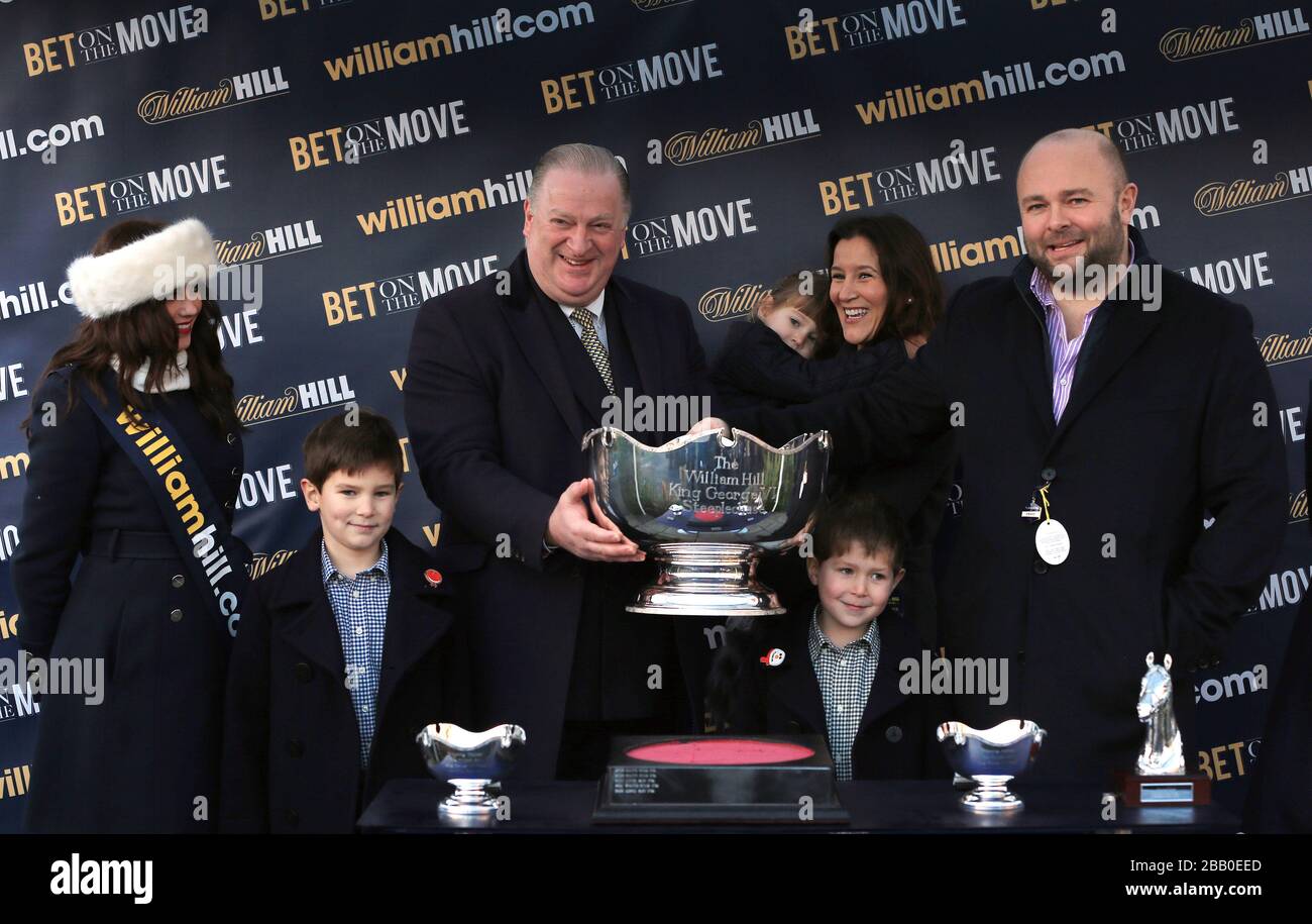 William Hill's Retail Director James Henderson mit Vertretern von Silviniaco Conti nach dem Sieg im William Hill King George VI Steeple Chase Stockfoto