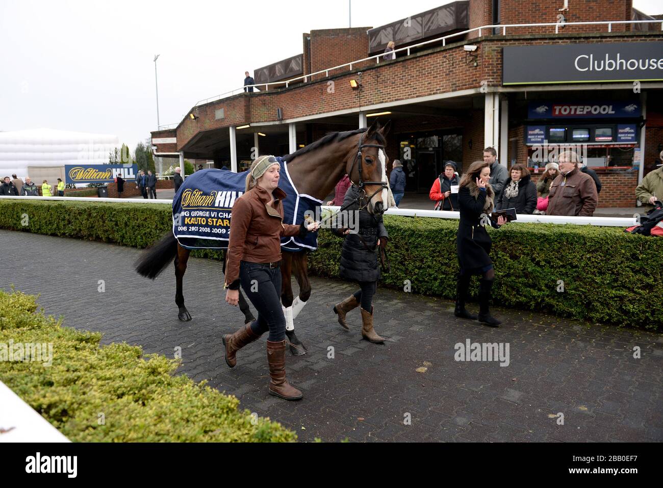 Kauto Star mit der Reiterin Laura Collett, während er am ersten Tag des William Hill Winter Festivals auf der Kempton Park Racecourse war. Stockfoto