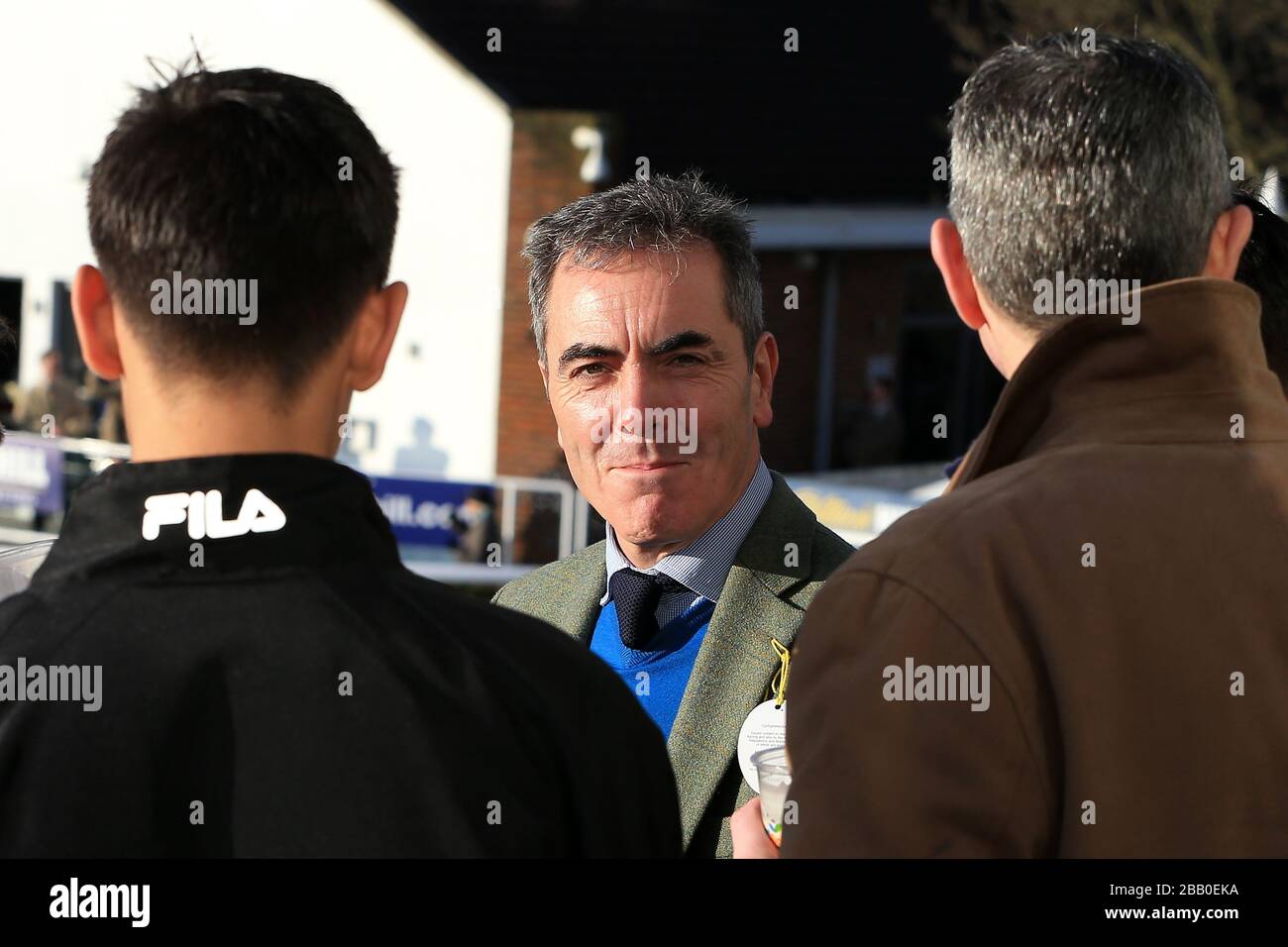 Schauspieler James Nesbitt saugt die Atmosphäre im Kempton Park auf Stockfoto