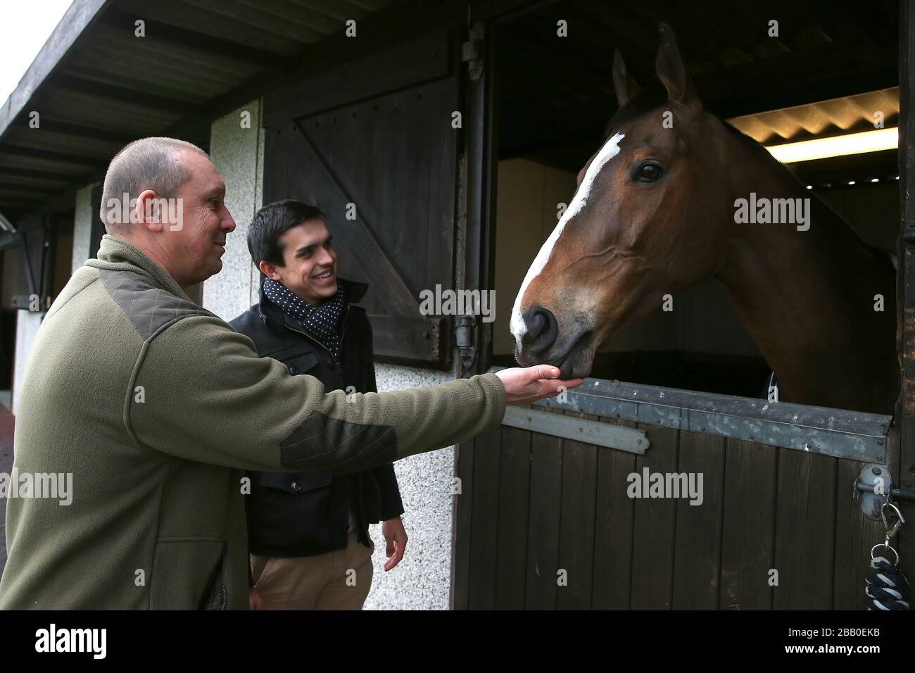Kauto Star, fünffache Gewinnerin von King George VI Steeple Chase, trifft und begrüßt die Gewinner von Racing UK Stockfoto