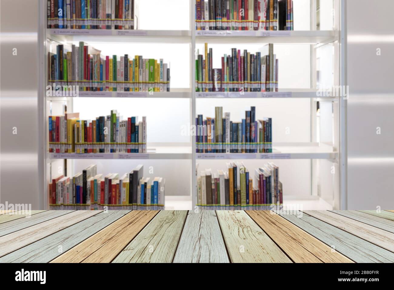 Bücher im Bücherregal im Bibliotheksraum, abstrakte Unschärfe des fokussierten Hintergrunds. Stockfoto