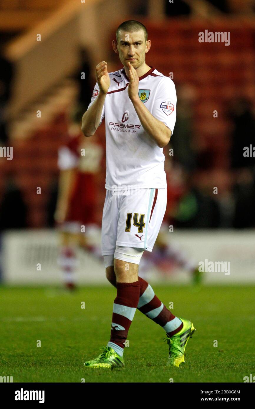 Burnleys David Jones lobt die Fans nach dem Schlusspfiff Stockfoto