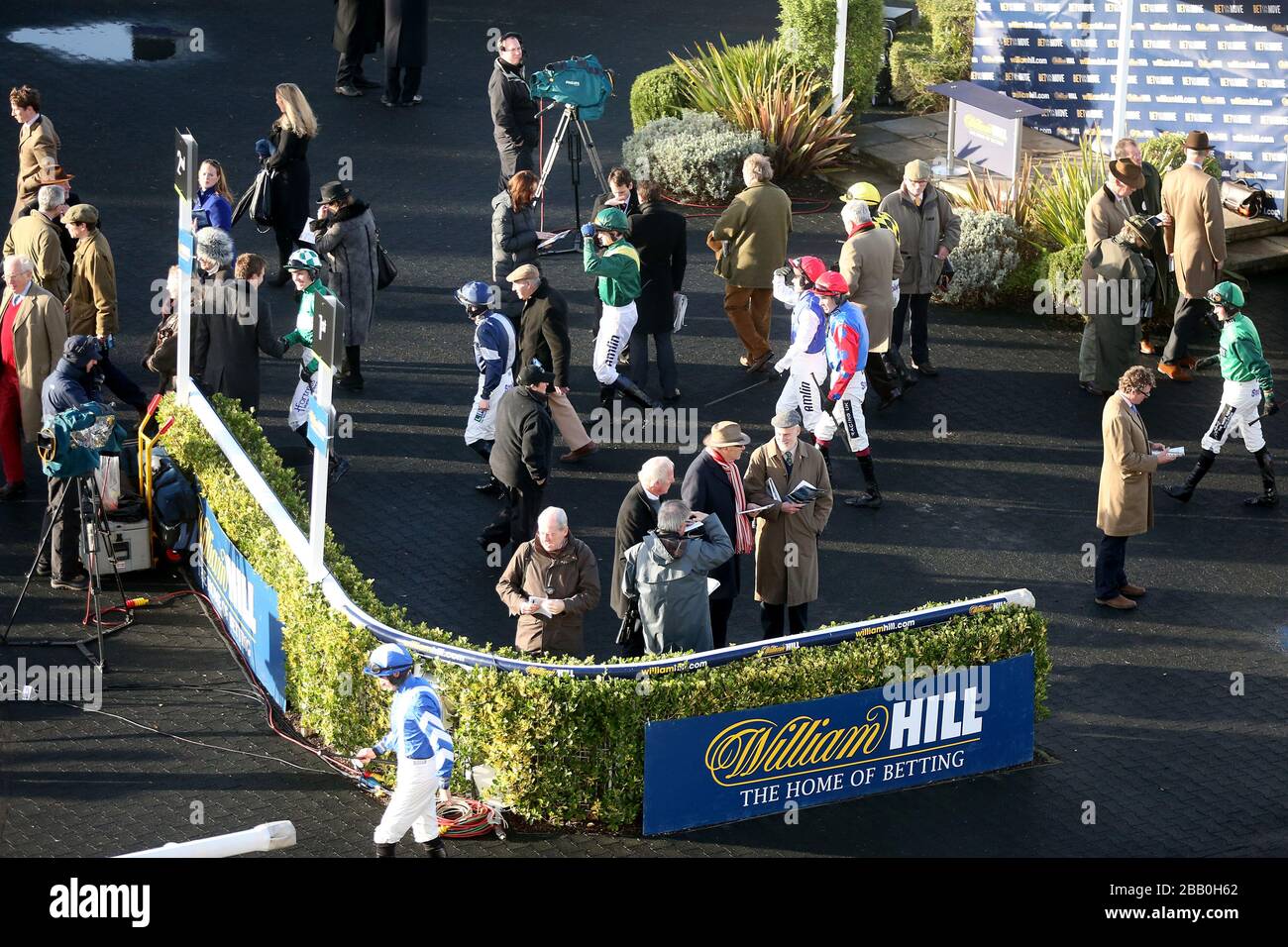 Aktivitäten rund um die Gewinner während des zweiten Tages des William Hill Winter Festivals 2013 auf der Kempton Park Racecourse Stockfoto