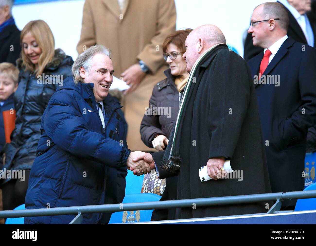 Crystal Palace Backroom Mitarbeiter Gerry Francis (links) Shakeshands mit Martin Long, Crystal Palace Direktor Stockfoto