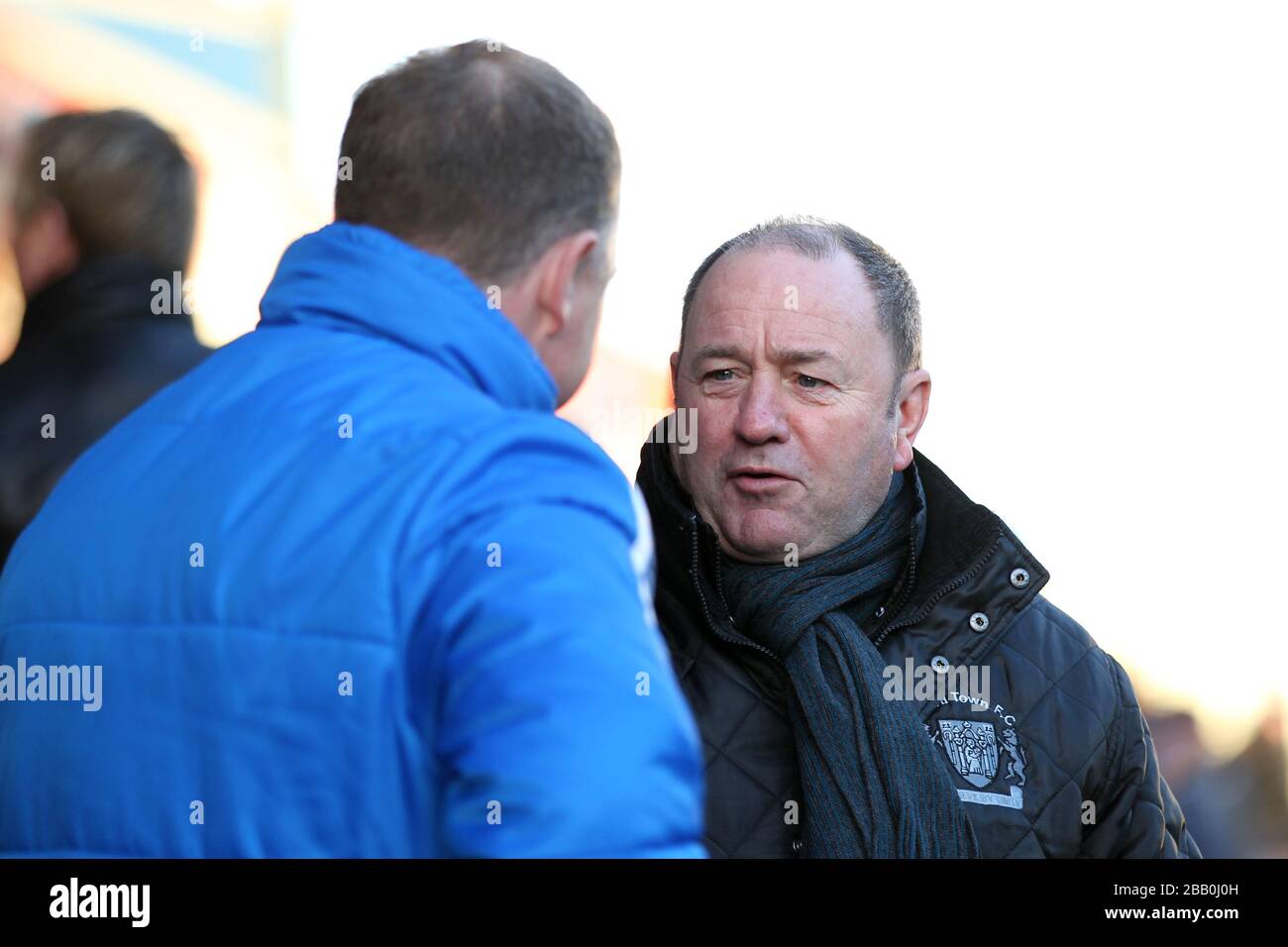 Huddersfield Town Manager Mark Robins (links) schüttelt vor dem Spiel die Hände mit Yeovil Town Manager Gary Johnson (rechts) Stockfoto