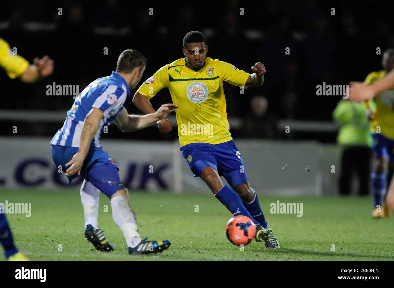 Cyrus Christie (rechts) von Coventry City und Neil Austin von Hartlepool United in Aktion Stockfoto