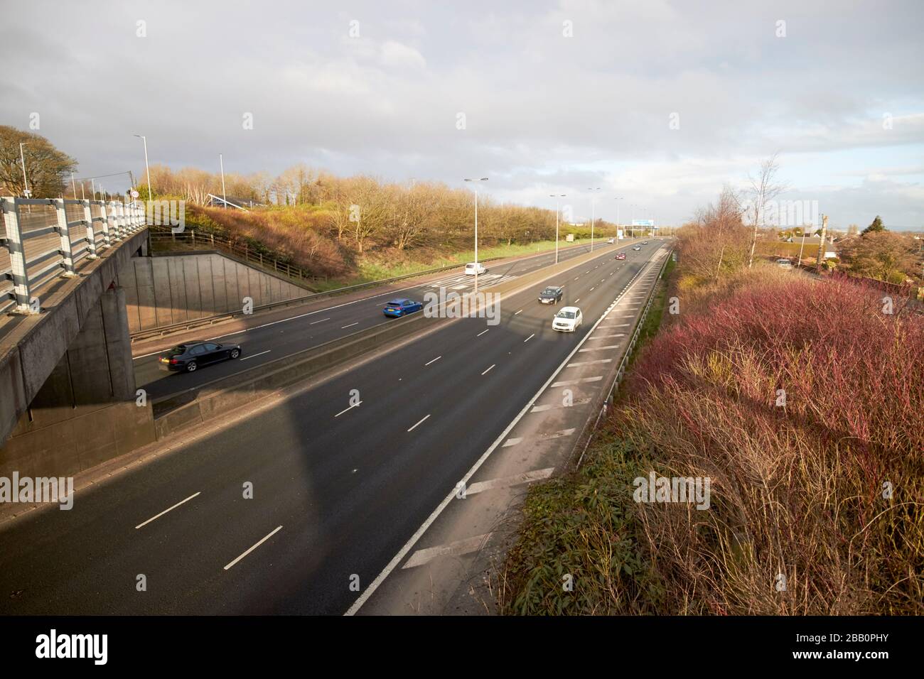 Wenig Verkehr auf dem normalerweise befahrenen Autobahnabschnitt M2 von Sandyknowes nach Belfast City, normalerweise an einem Montagmorgen 8 Uhr, ist der Verkehr zu hoch Stockfoto