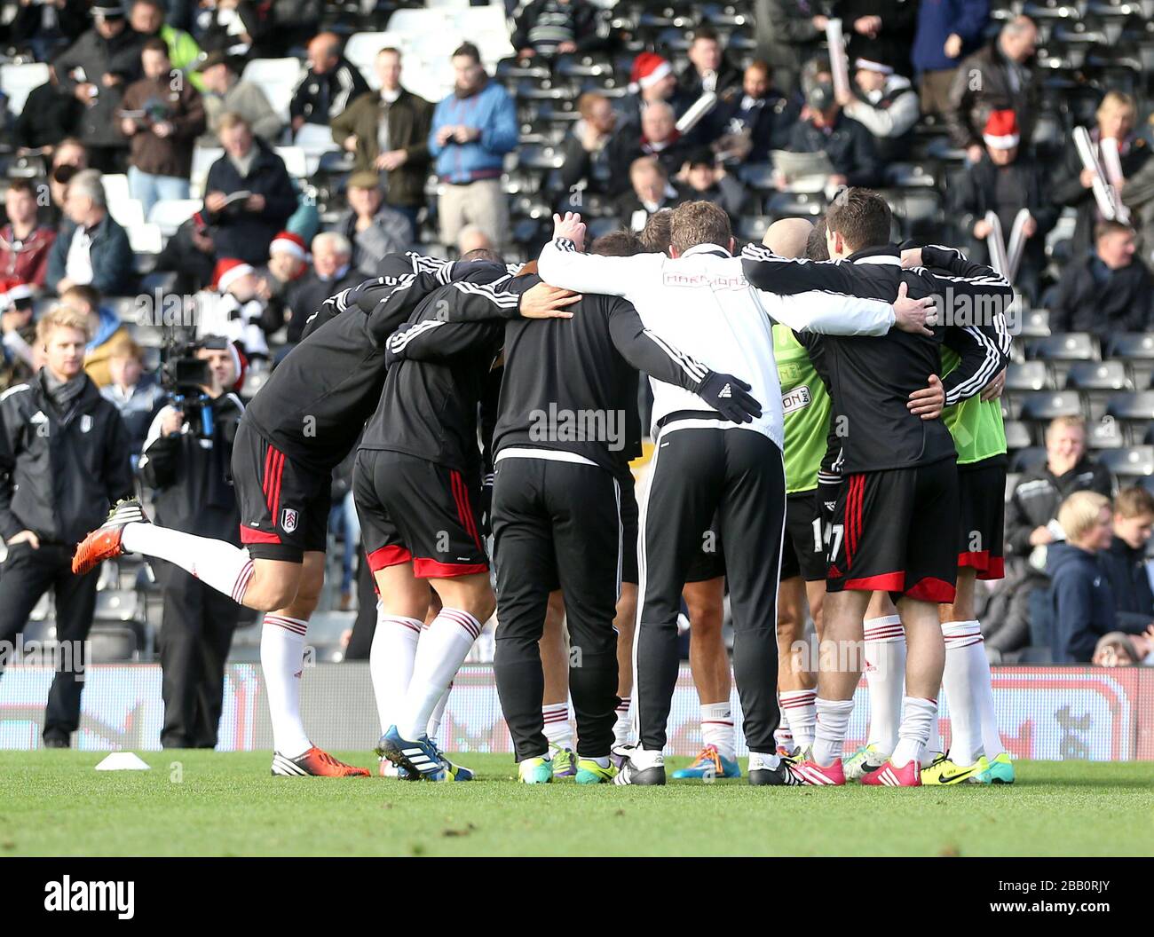 Fulham-Spieler bilden während des Aufwärmens einen Hauch Stockfoto