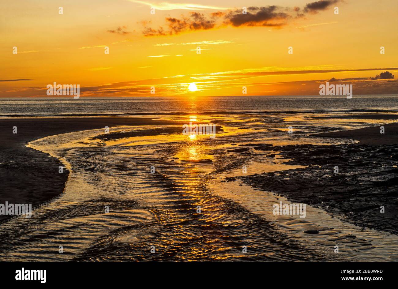 Der Abend, der in der Dunraven Bay an der Glamorgan Heritage Coast in Südwales Sonne untergeht Stockfoto