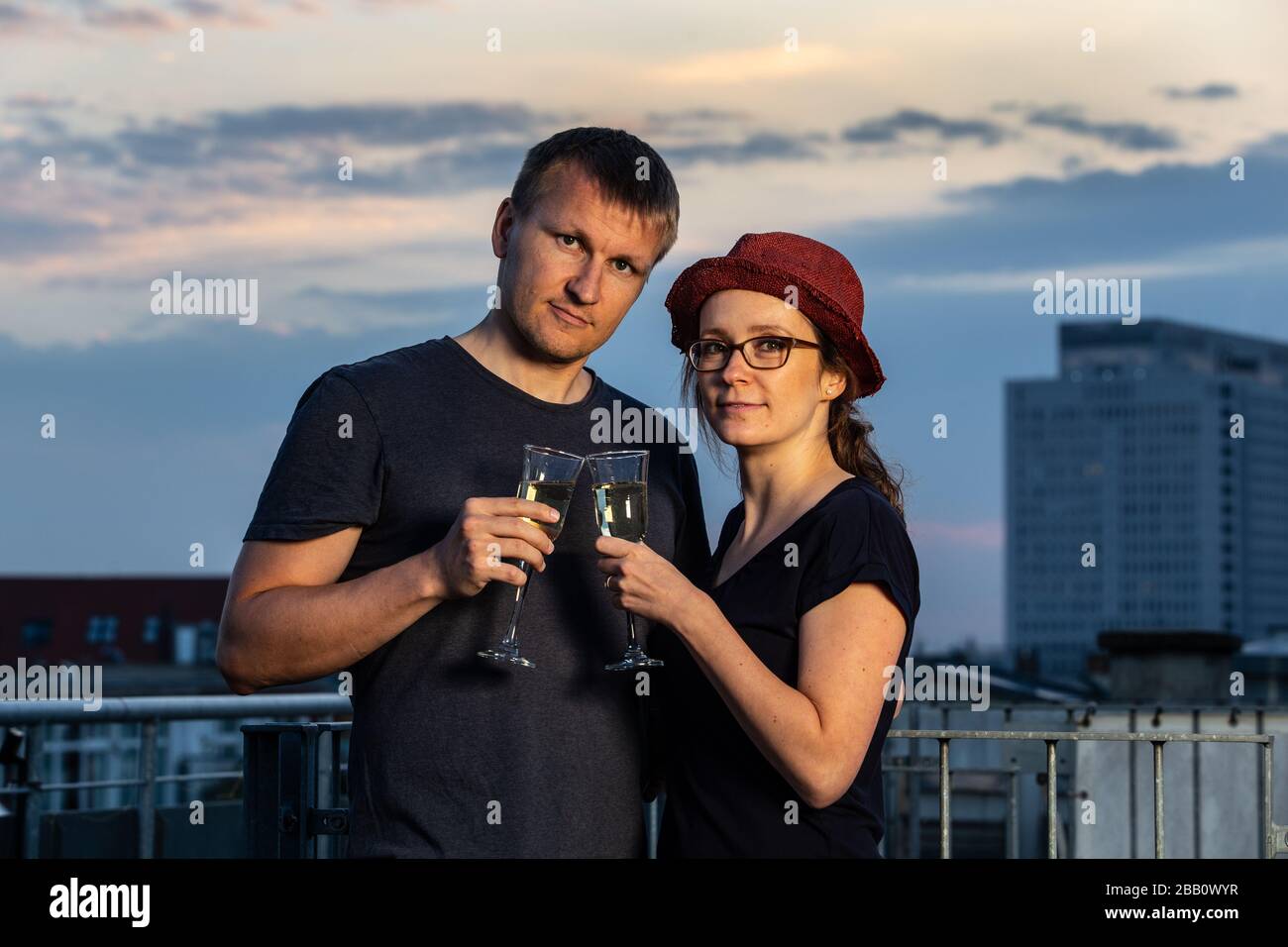 Junges Paar trinkt einen Glasschampain Stockfoto