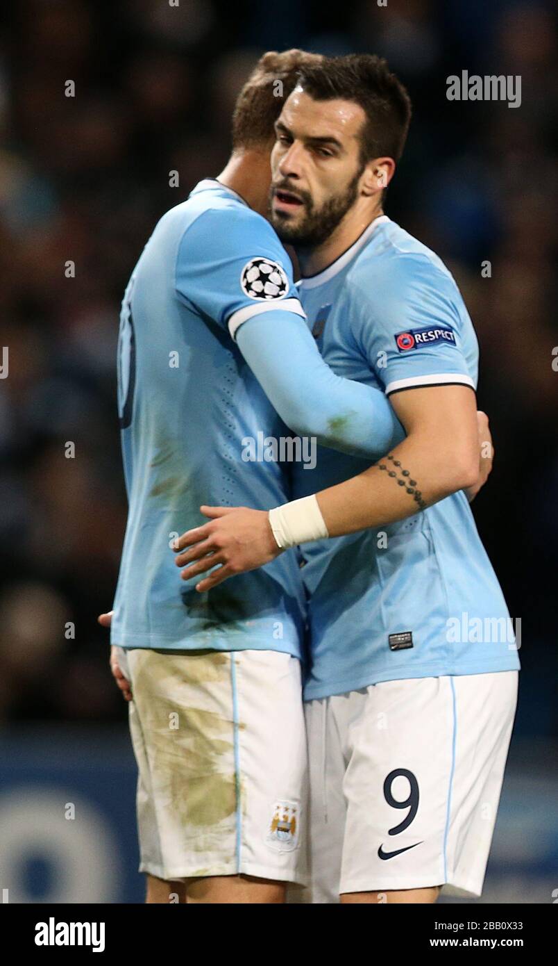 Edin Dzeko (links) von Manchester City feiert mit Teamkollege Alvaro Negredo (rechts) das vierte Tor seiner Seite. Stockfoto