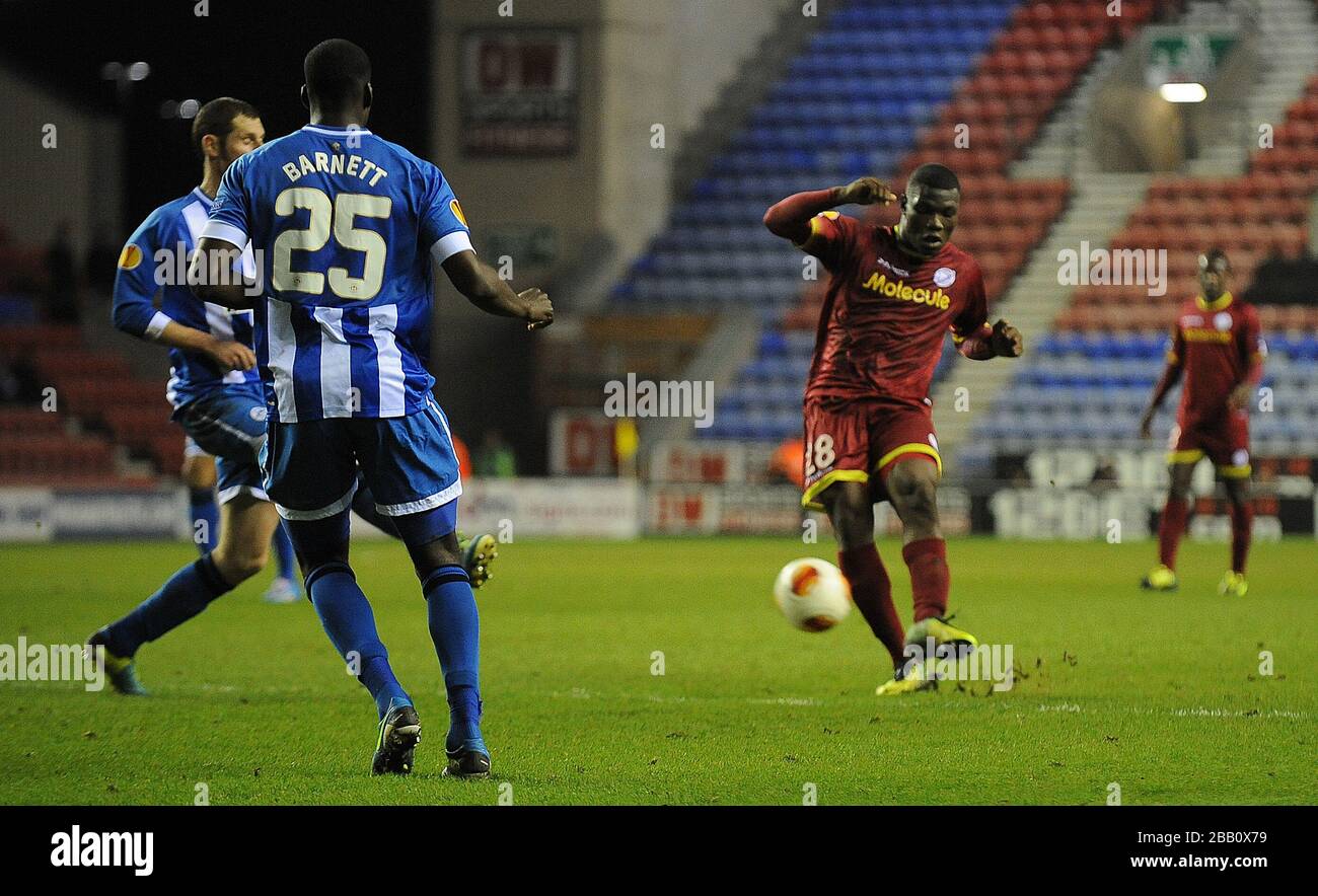 Zulte-Waregem Junior Malanda erzielt sein zweites Tor im Spiel gegen Wigan Athletic. Stockfoto