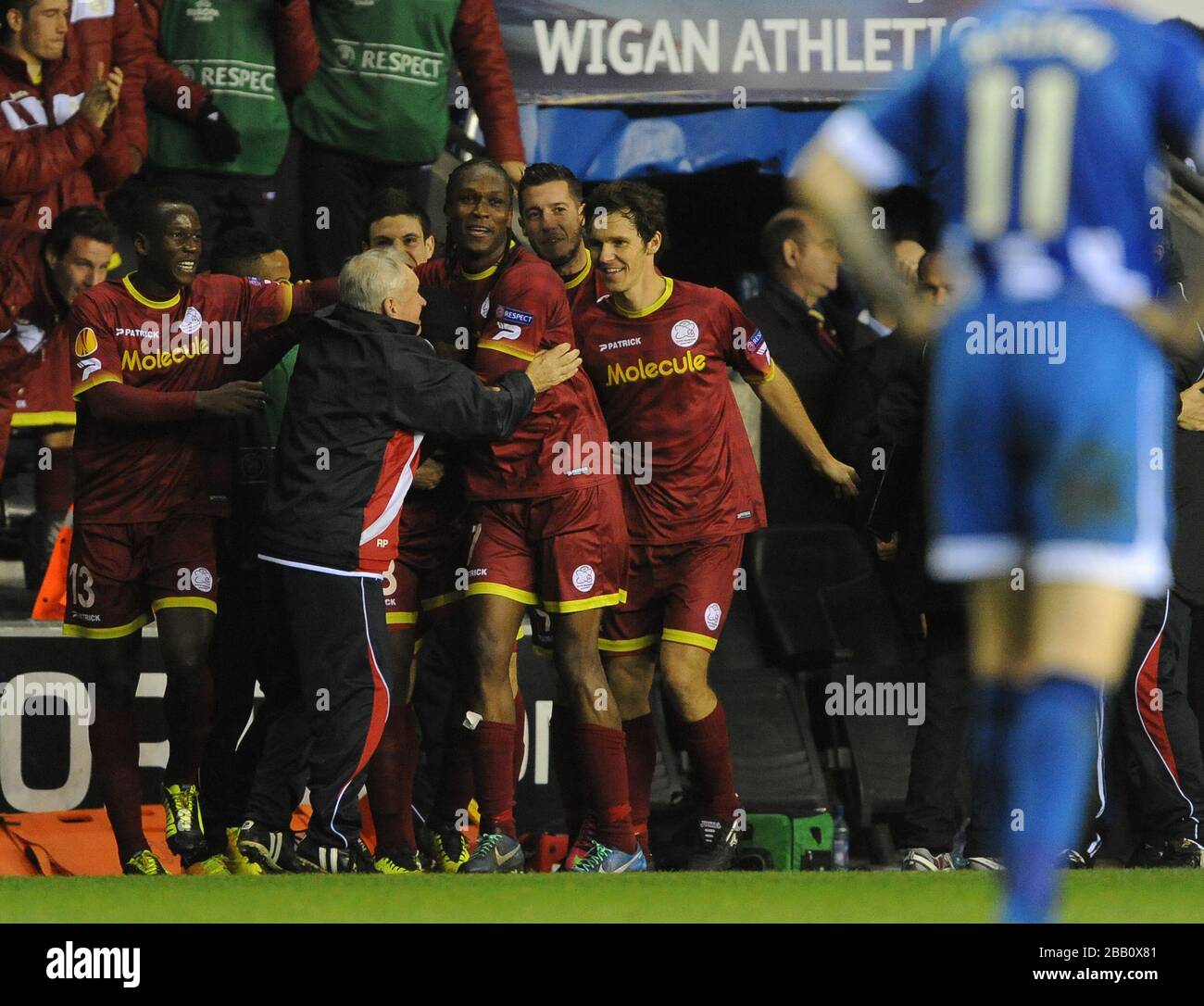 Die Spieler von Zulte-Waregem feiern nach dem zweiten Tor von Junior Malanda gegen Wigan Athletic. Stockfoto