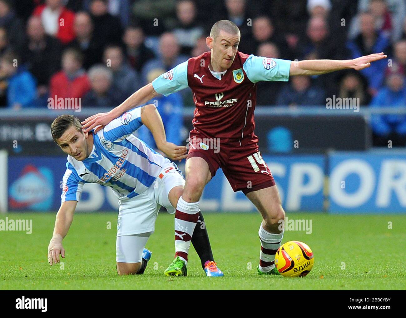 Martin Paterson (links) von Huddersfield Town und Burnleys David Jones kämpfen um den Ball Stockfoto