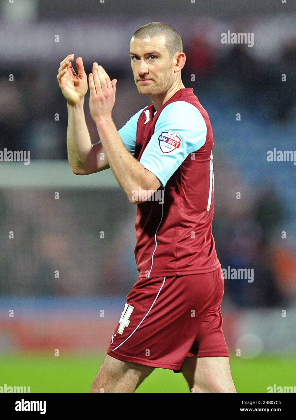 Burnleys David Jones lobt die Fans nach dem Spiel Stockfoto
