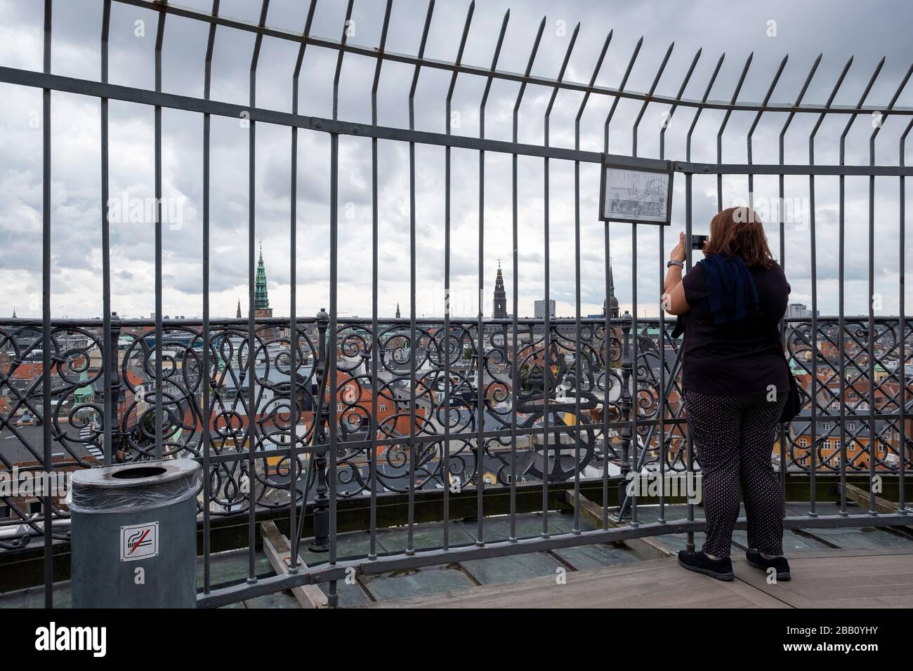 Tourist, der Fotos von der Spitze des Rundturms in Kopenhagen, Dänemark, Europa aufgenommen hat Stockfoto