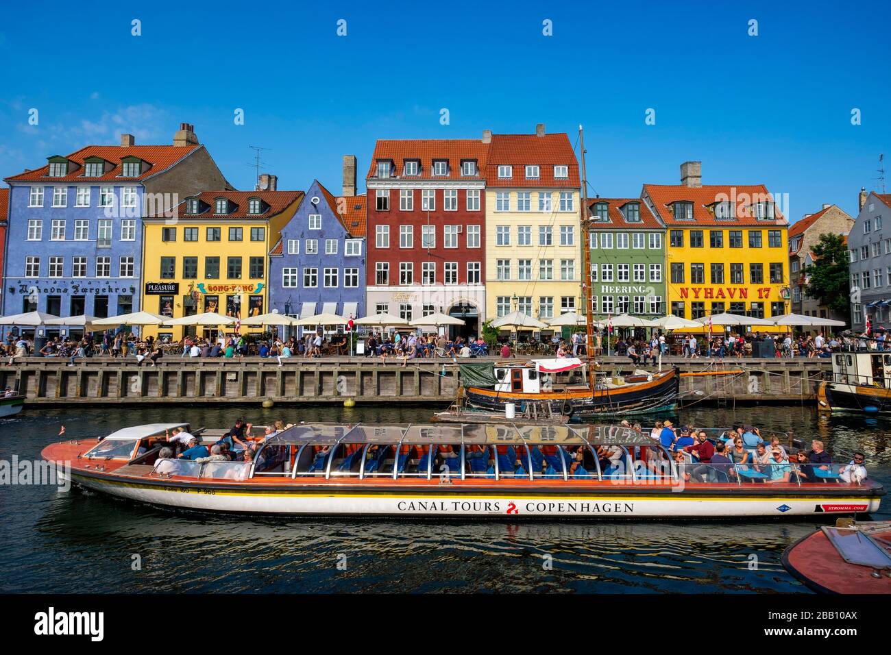 Ausflugsboot Navigieren am Ufer des Nyhavn Kanals in Kopenhagen, Dänemark, Europa Stockfoto