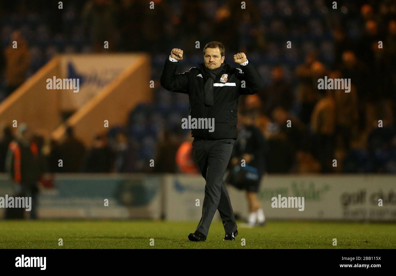 Swindon Town Manager Mark Cooper feiert am Ende des Spiels Stockfoto