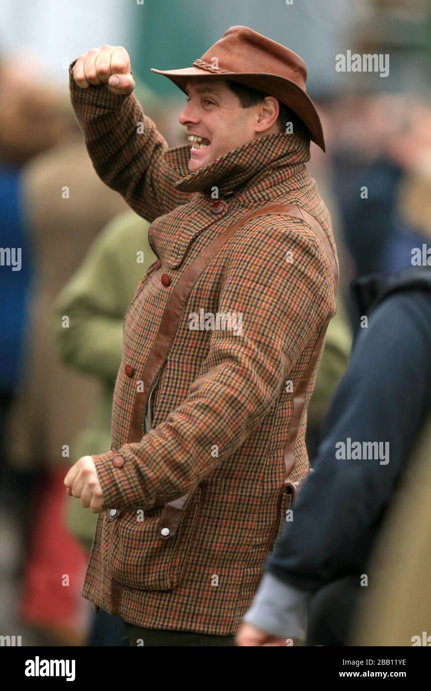 Racegoers sehen sich die Action auf der Cheltenham Racecourse an Stockfoto