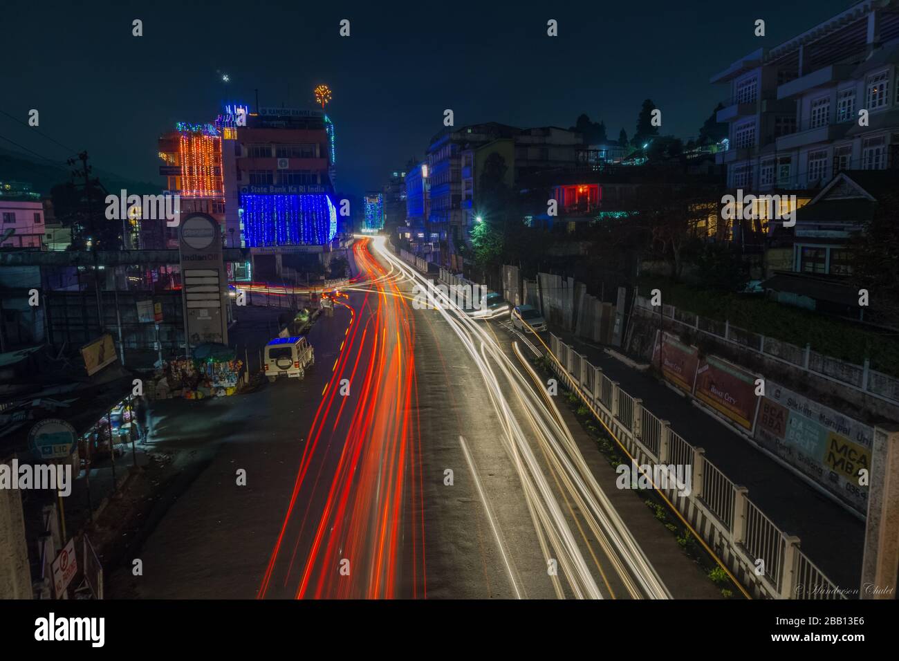 City Light Trails während der blauen Stunde von shillong Stockfoto
