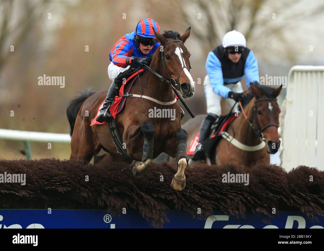 Keine solche Zahl, die von Trevor Whelan geritten wird, gewinnt den 32RedPoker.com Maiden Hürdenlauf Stockfoto