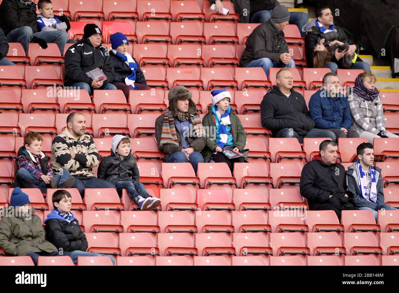 Fans von Birmingham City auf den Tribünen von Oakwell, bevor das Spiel beginnt Stockfoto