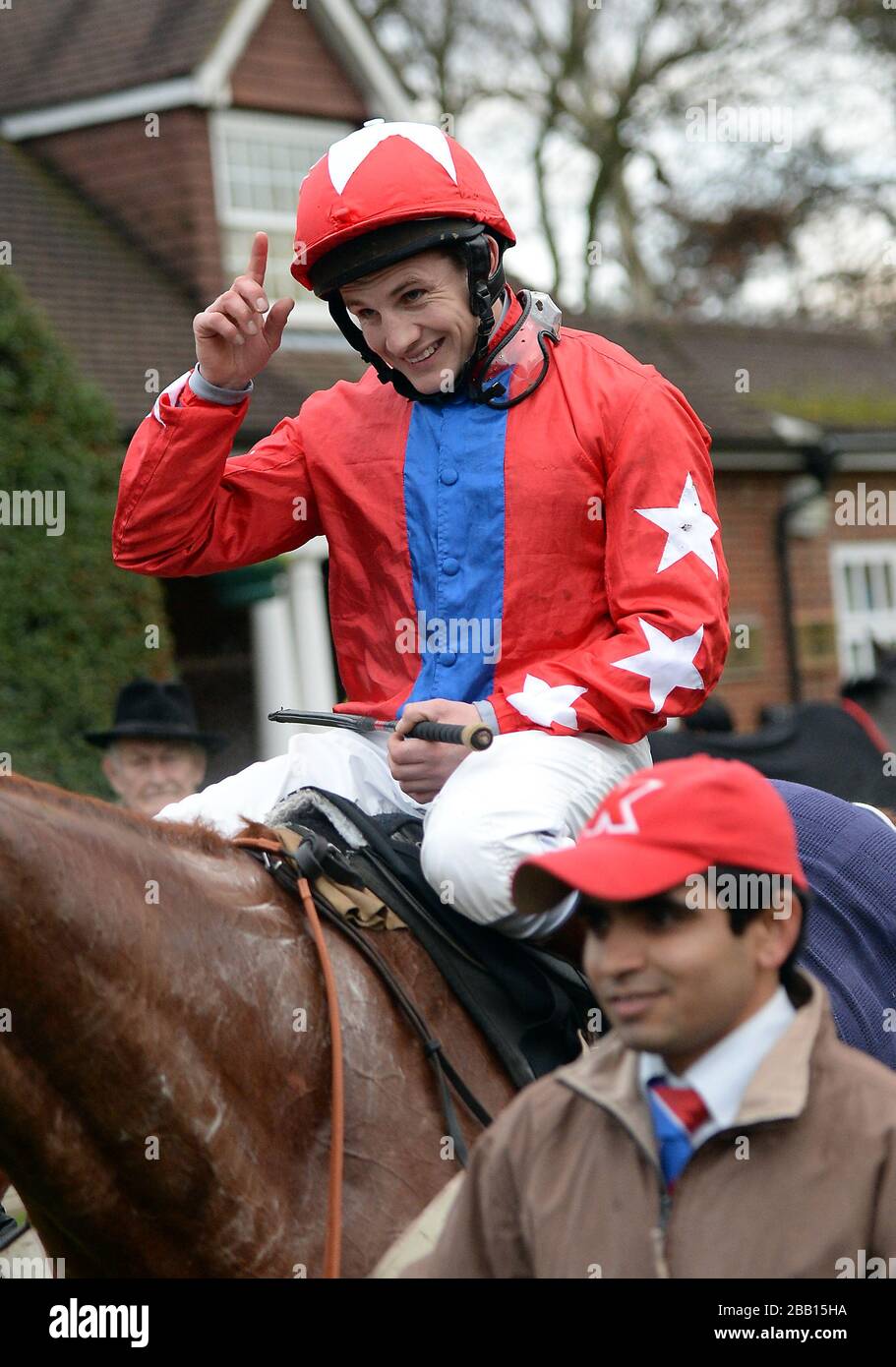 Jockey Jamie Moore würdigt die Menge, da er in das Gehäuse des Siegers auf Sire de Grugy führt, nachdem er den BetVictor Tingle Creek Chase gewonnen hat Stockfoto