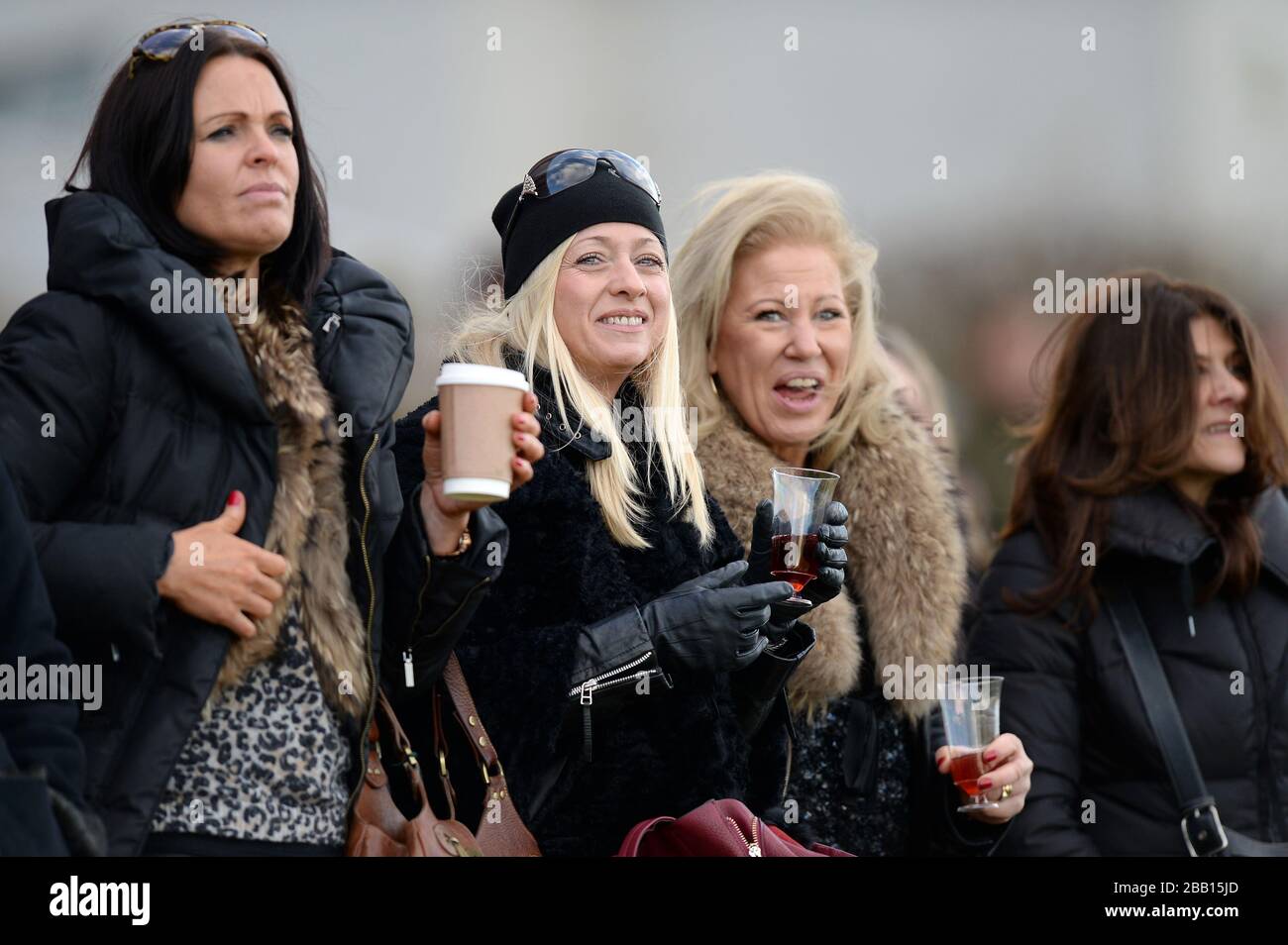 Während des Tingle Creek Christmas Festival auf der Sandown Racecourse feuern weibliche Rennbockerinnen ihre Pferde an Stockfoto