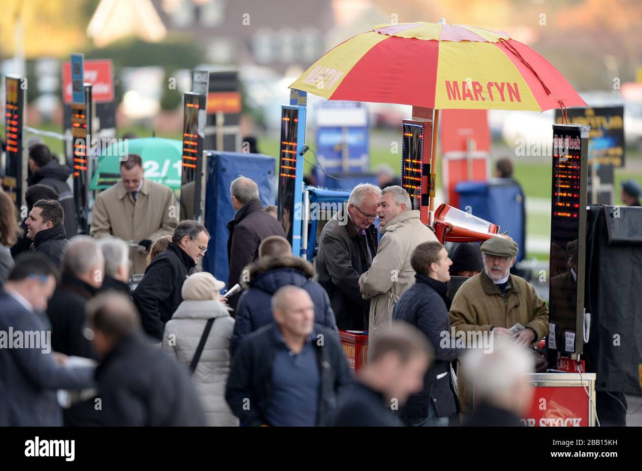 Buchmacher bei der Arbeit im Sandown Park Stockfoto