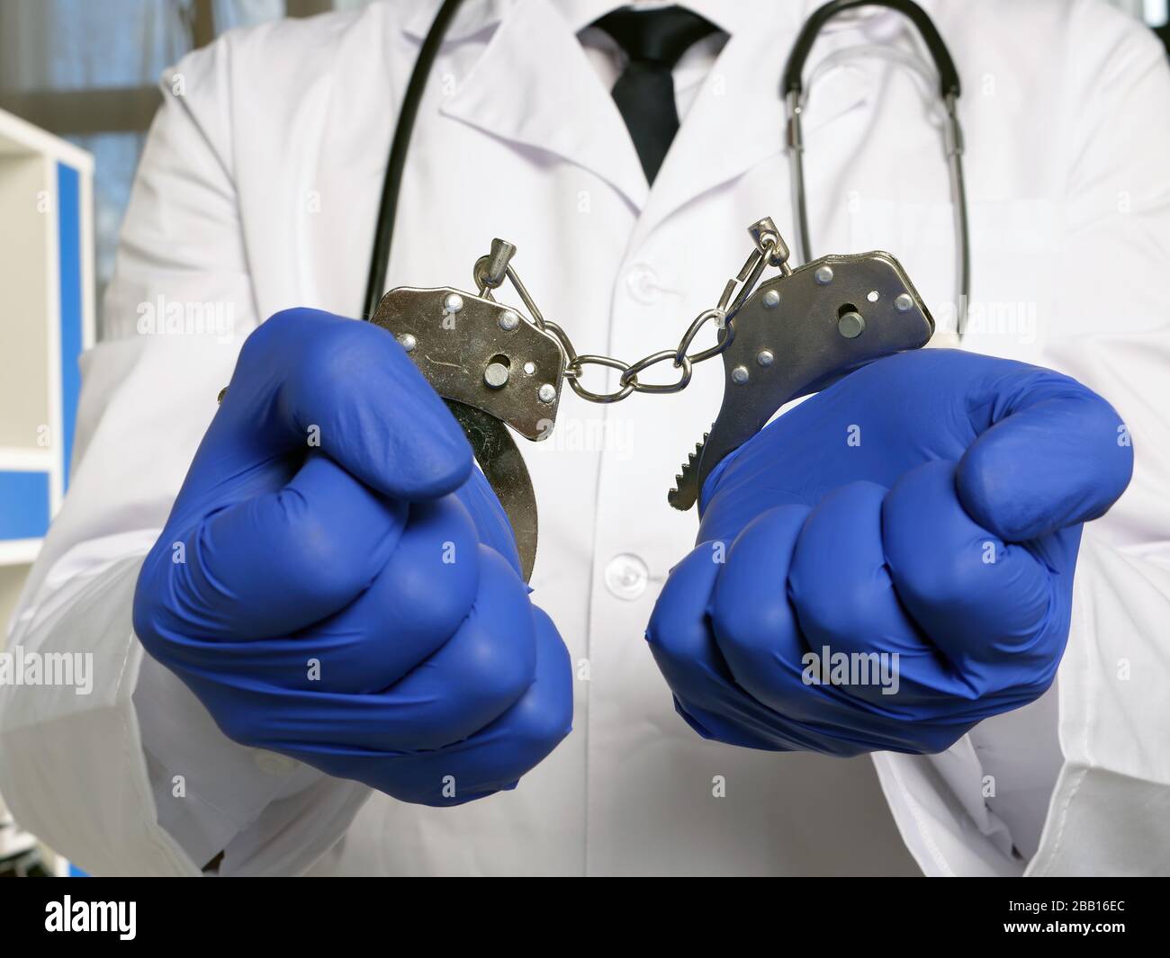 Medizinisches Versäumnis oder Vernachlässigung. Arzt steht in Handschellen. Stockfoto