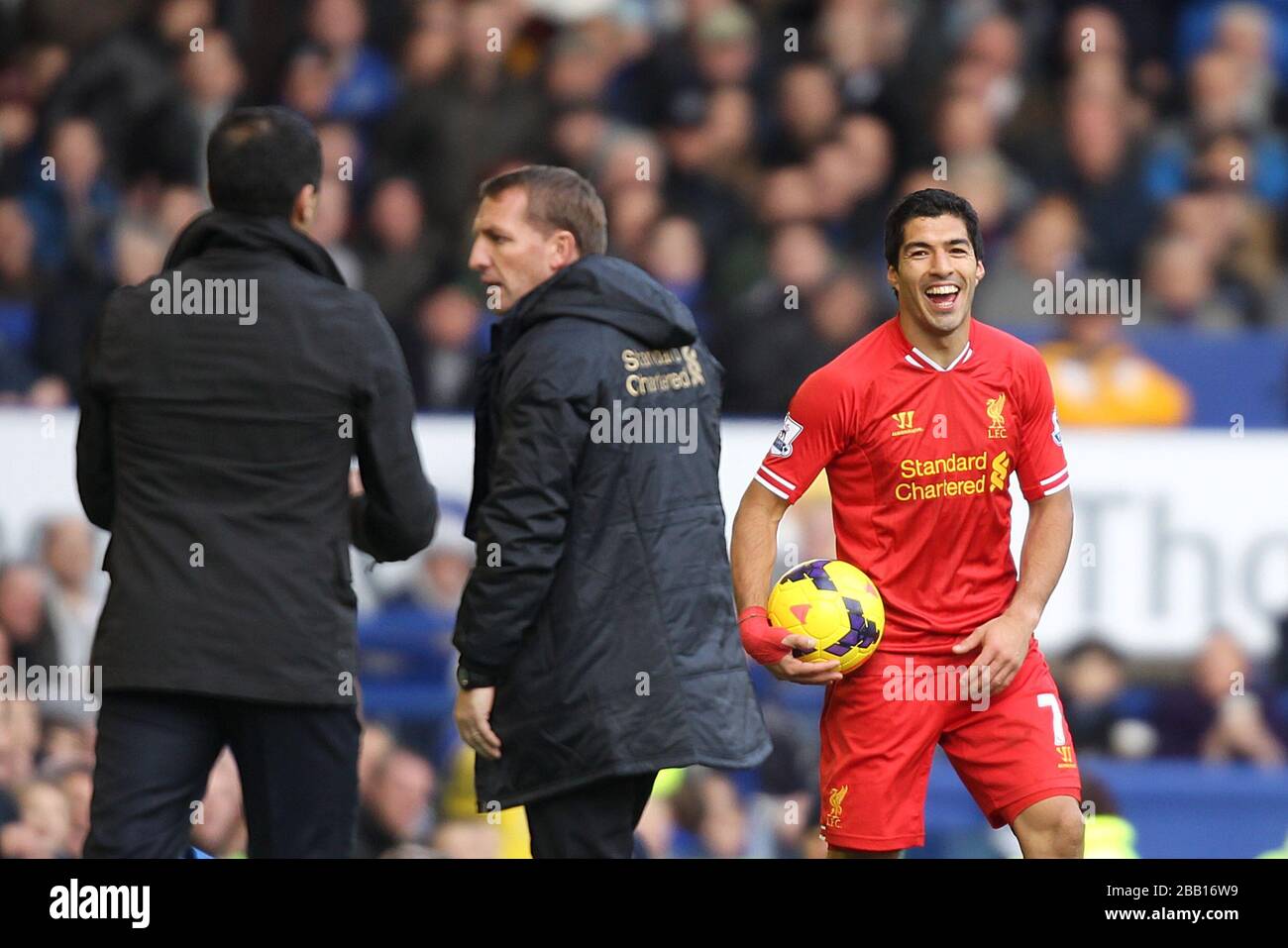 Liverpools Luis Suarez (rechts) und Manager Brendan Rodgers (Mitte) zeigen ihren Unglauben an eine Entscheidung von Schiedsrichter Phil Dowd (nicht im Bild) Stockfoto