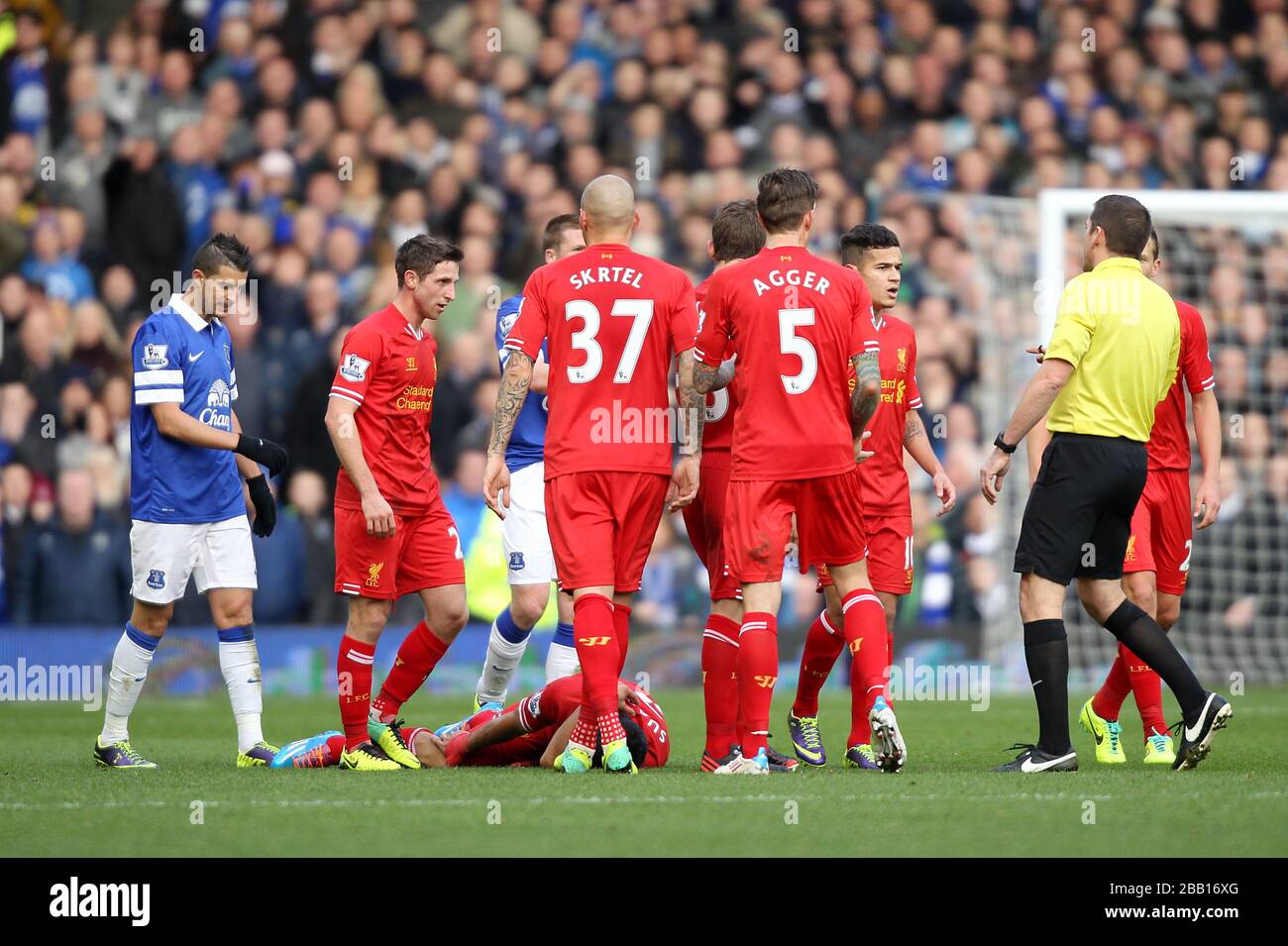 Tempers flare zwischen beiden Teams, da Evertons Kevin Mirallas (links) nach einer späten Herausforderung Liverpools Luis Suarez (Stockwerk) in Agonie verlässt Stockfoto