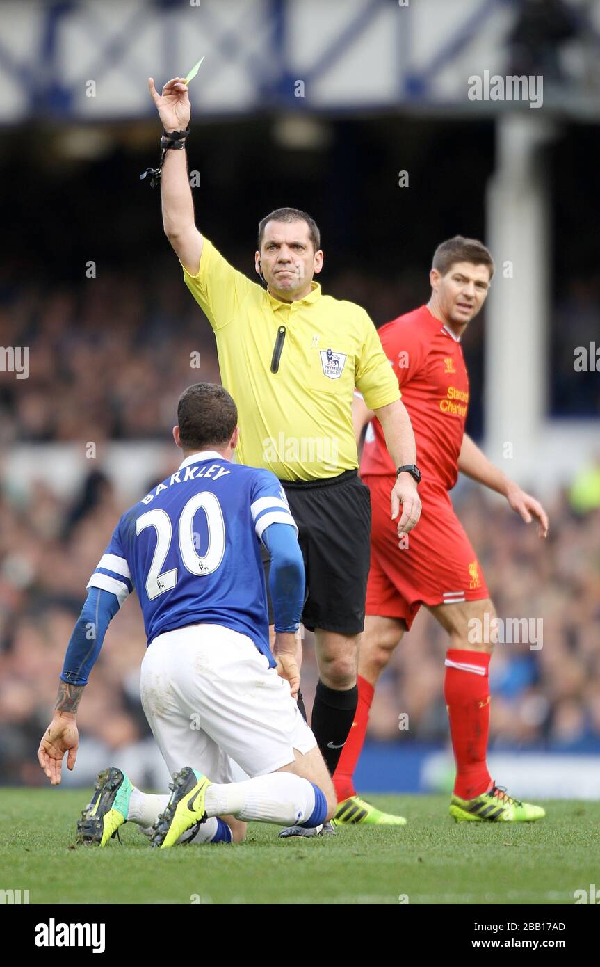 Evertons Ross Barkley wird vom Schiedsrichter Phil Dowd die gelbe Karte gezeigt Stockfoto