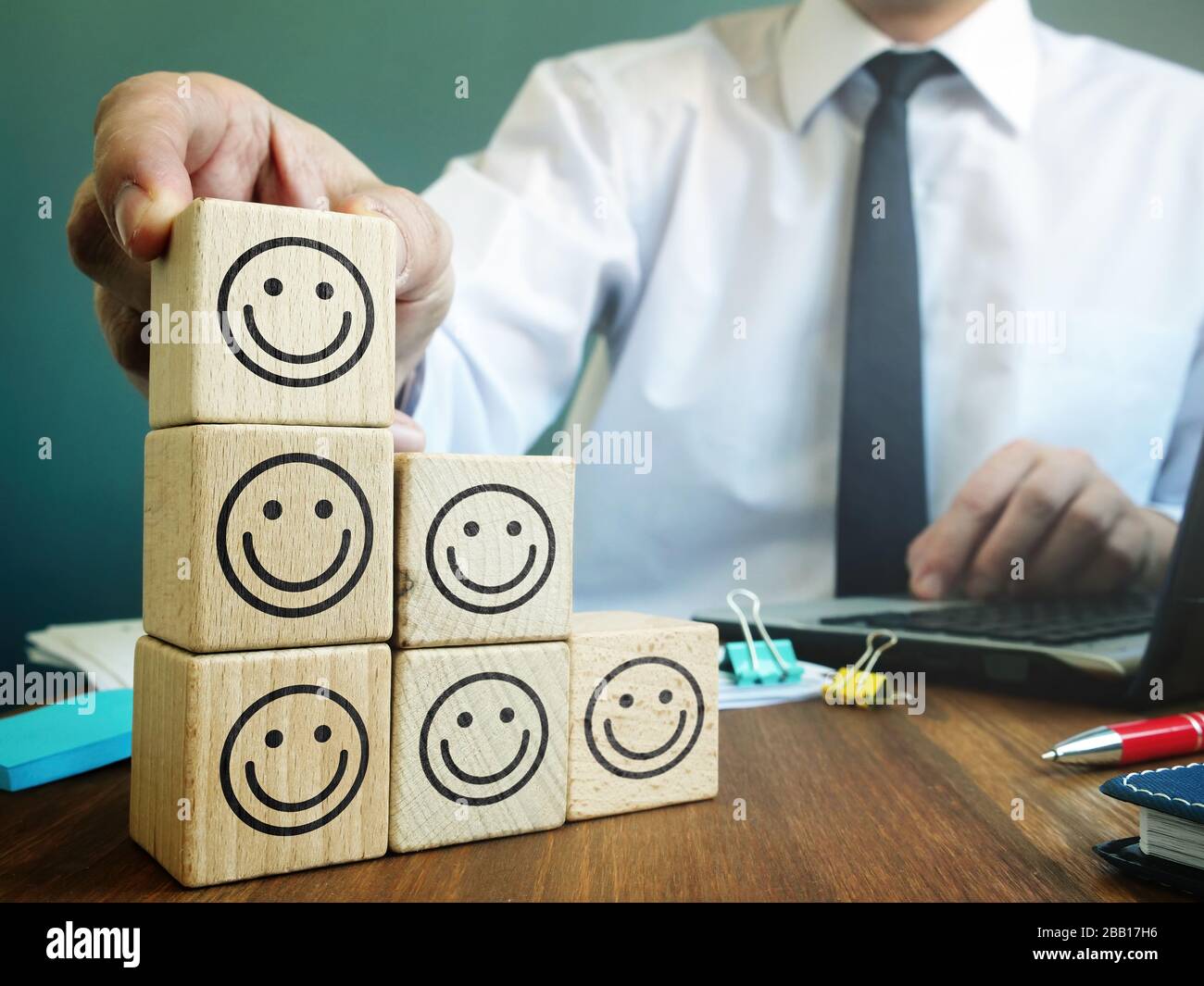 Gute Bewertung im Konzept Kundenzufriedenheit und Bewertung. Geschäftsmann und Würfel. Stockfoto