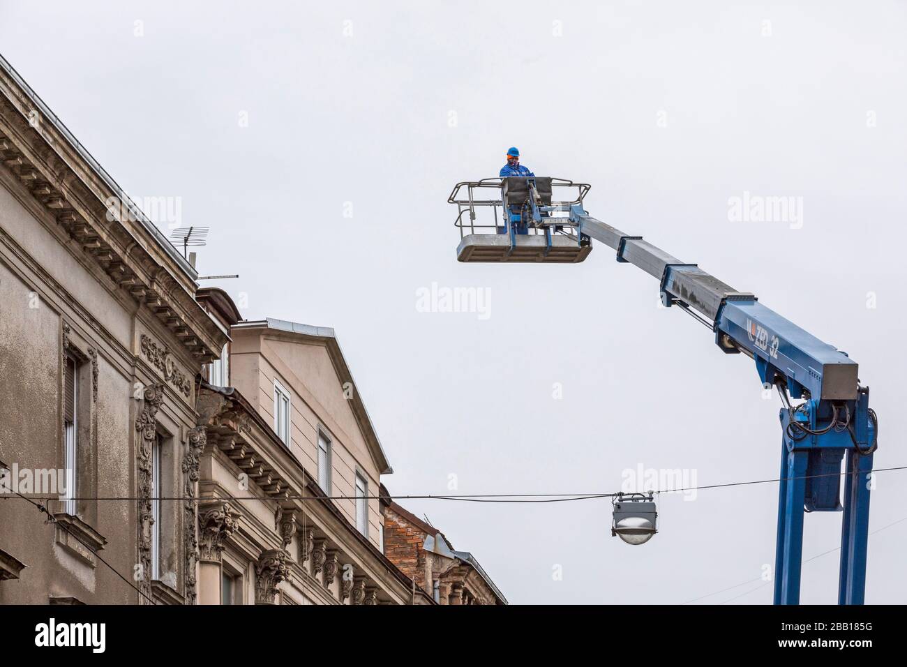 Zagreb, Arbeiter, die beschädigte Dächer nach dem Erdbeben reinigen Stockfoto