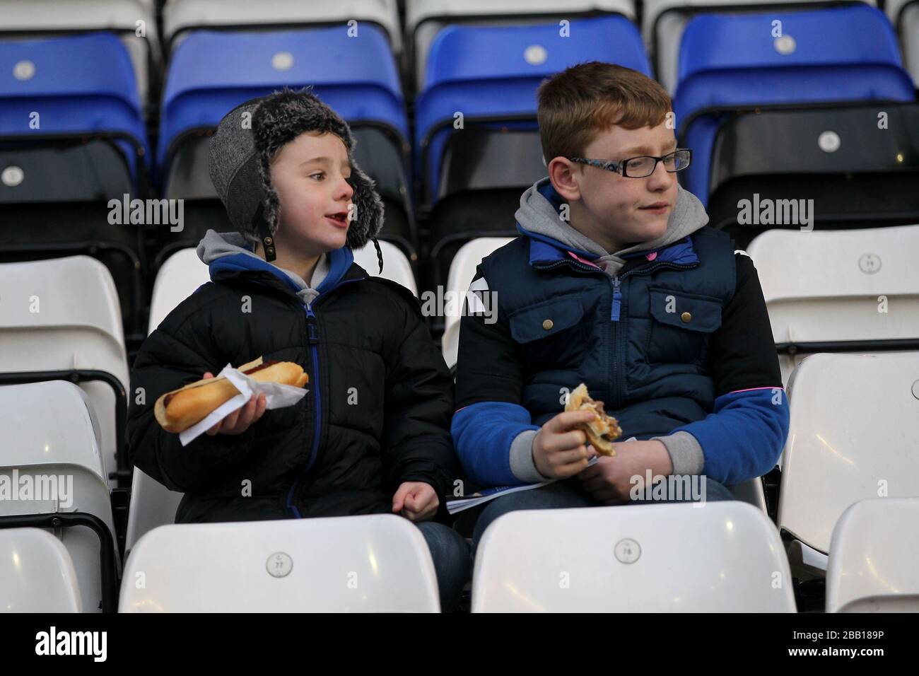 Die jungen Fans von Birmingham City zeigen auf den Tribünen Unterstützung für ihr Team Stockfoto