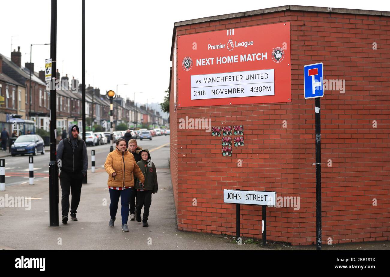 Sheffield United-Fans, die vor dem Spiel am Boden ankommen Stockfoto