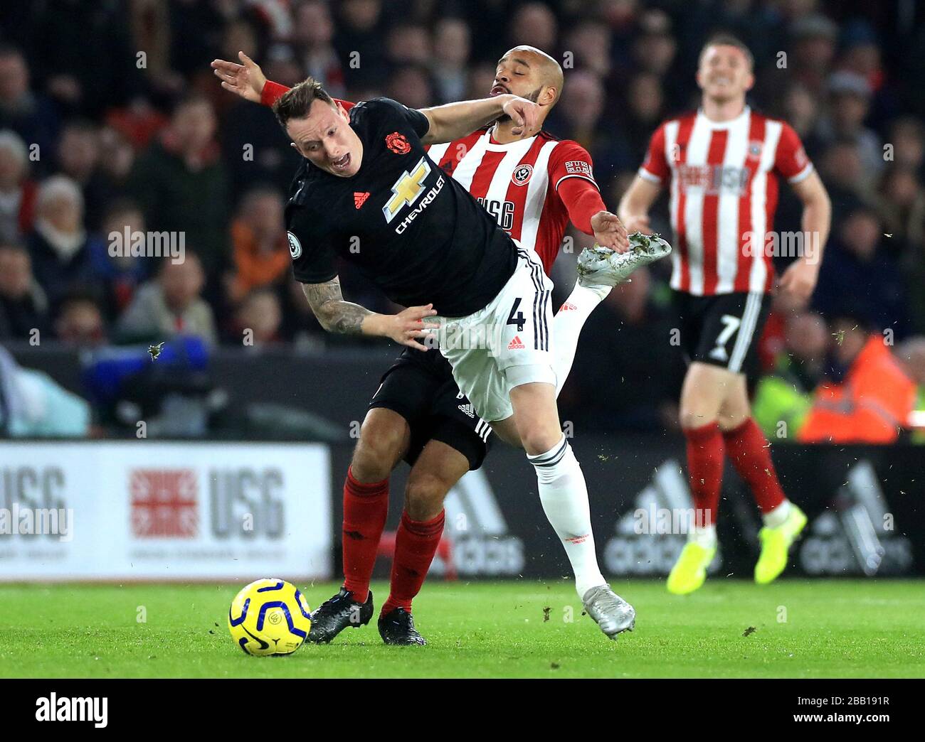 Phil Jones (links) von Manchester United und David McGoldrick von Sheffield United kämpfen um den Ball Stockfoto