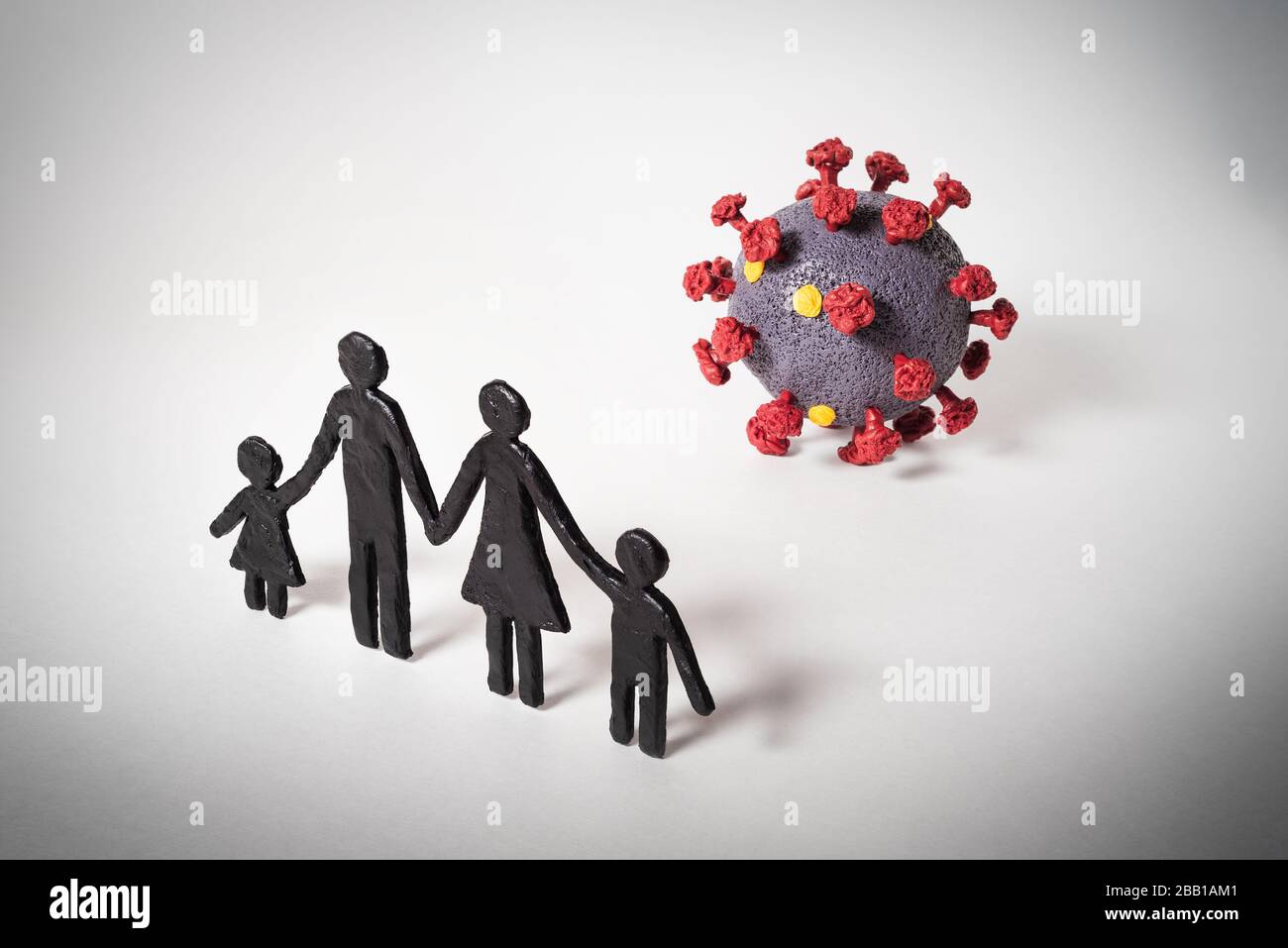 Bedrohung durch Coronavirus SARS-COV-2 für jede Familie. Bedeutung der Selbstisolierung und Quarantäne Stockfoto