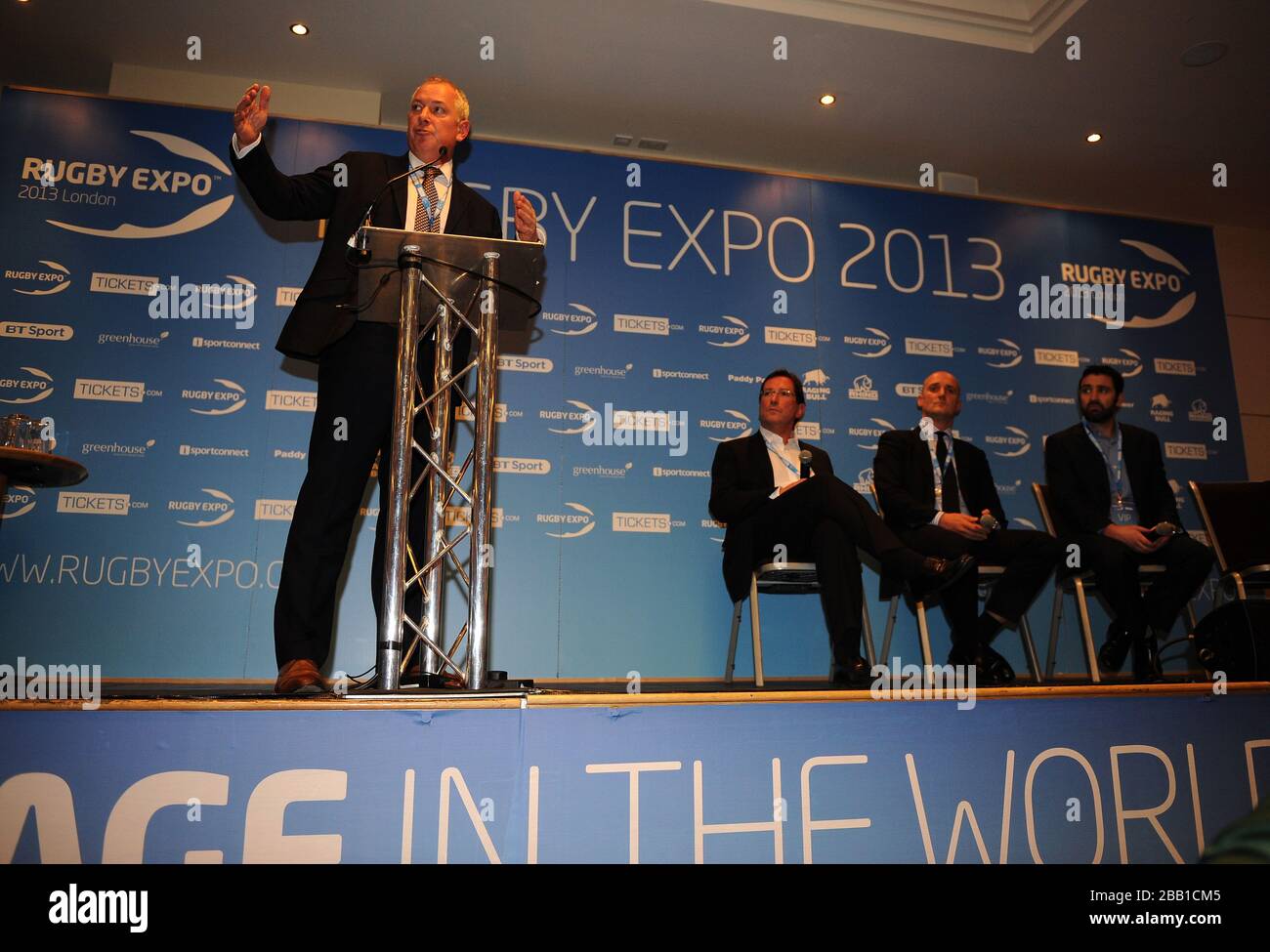 Moderator Nick Mullins von BT Sport mit Mark McCafferty von Premiership Rugby, Steve Martin von M und C Saachi Sport and Entertainment und Andrew Hore von Ospreys sprechen während der Plenarsitzung im European Club Rugby - der größte "Spielwechsler" seit dem Sport im ersten Tag der Rugby Expo 2013 im Twickenham Stadium professionell wurde Stockfoto