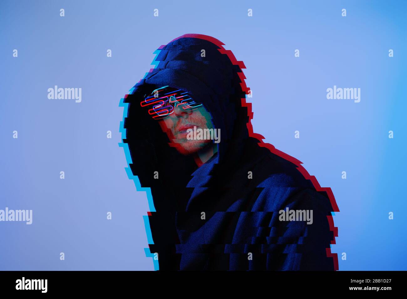 Mann in der Haube und Cyber-Brille. Spielfigur. Konzept der virtuellen Realität, Cyber-Spiele und Science Fiction. Bild mit Glitch-Effekt. Stockfoto