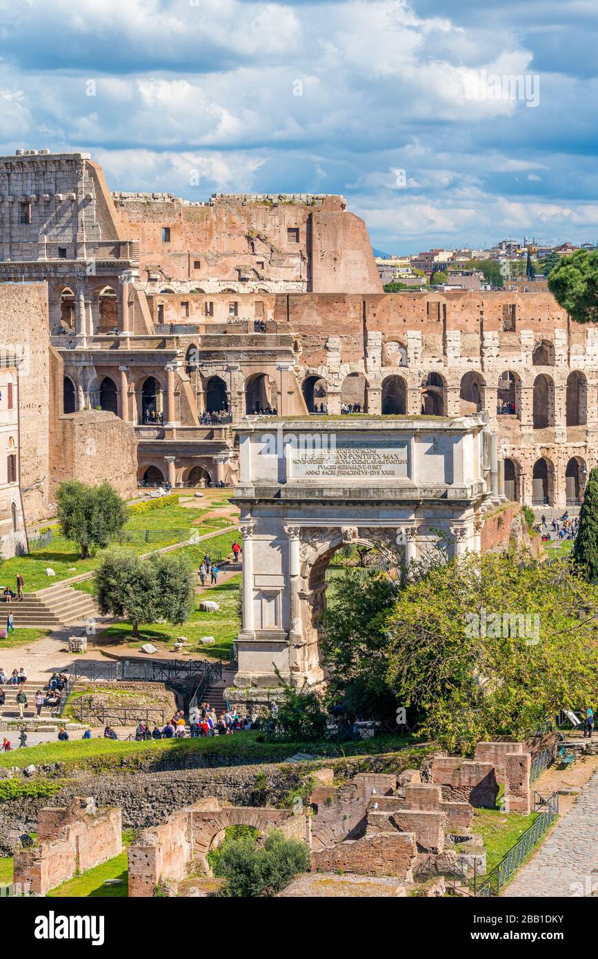 Titus Arch mit dem Kolosseum im Hintergrund. Rom, Italien. Stockfoto