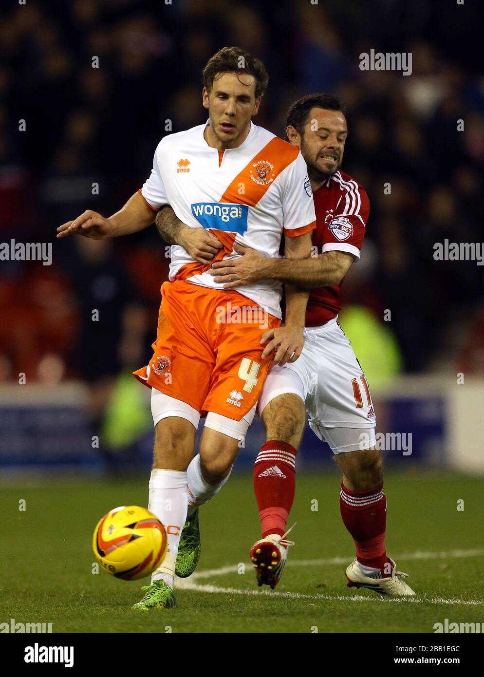 Andy Reid von Nottingham Forest und Dan Gosling von Blackpool (links) Stockfoto