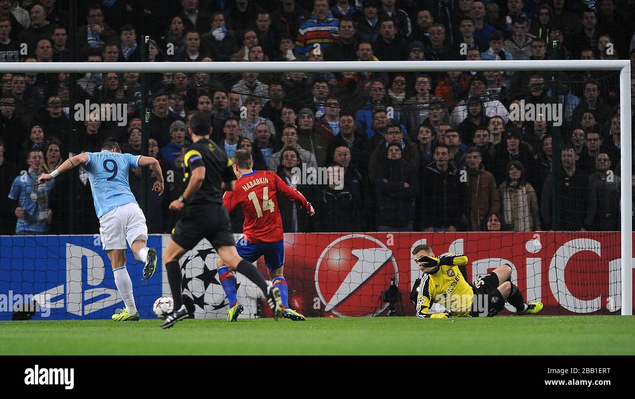 Der Alvaro Negredo von Manchester City erzielt das dritte Tor seiner Seite Stockfoto