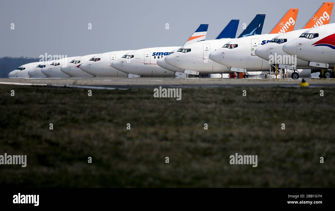 Prag, Tschechien. März 2020. Flugzeuge, die am 29. März 2020 auf dem Flughafen Vaclav Havel in Prag, Tschechien, geparkt wurden. Der Flugbetrieb auf dem Prager Flughafen ist durch die aktuelle Coronavirus-Krise deutlich zurückgegangen. Den Tschechen ist die Einreise in Länder mit hohem Risiko untersagt, während Ausländer nicht in das tschechische Gebiet einreisen dürfen. Die meisten Fluggesellschaften haben ihre Liniendienste aufgrund des schnellen Nachfragerückgangs durch die Verbreitung von COVID-19 reduziert oder storniert. Credit: Ondrej Deml/CTK Photo/Alamy Live News Stockfoto